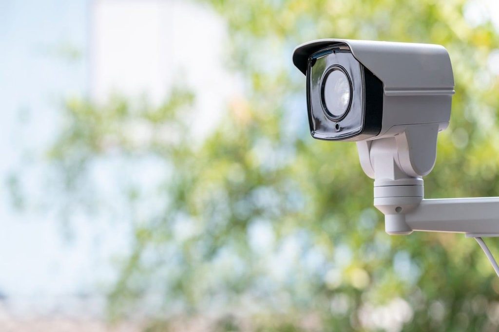 Tehnician care verifică echipamentele